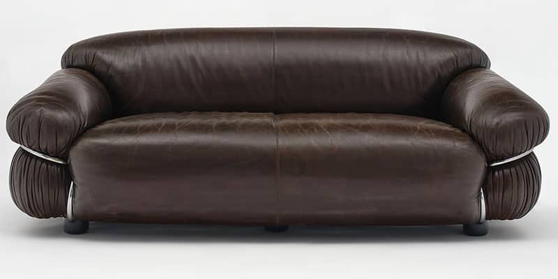 Italian sofa, by Gianfranco Frattini for Cassina. The supple leather, in great condition, lends itself to the voluptuous form. This sofaa rests in a bent tubular chromed structure that is in great condition. Sofa made by Cassina